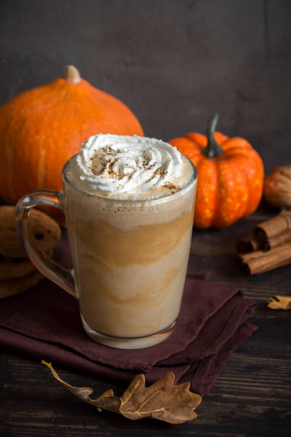 パンプキンスパイスラテ - latté pumpkin spice coffee ストックフォトと画像