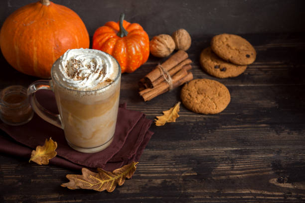 latte z dyniową przyprawą - pumpkin latté coffee spice zdjęcia i obrazy z banku zdjęć