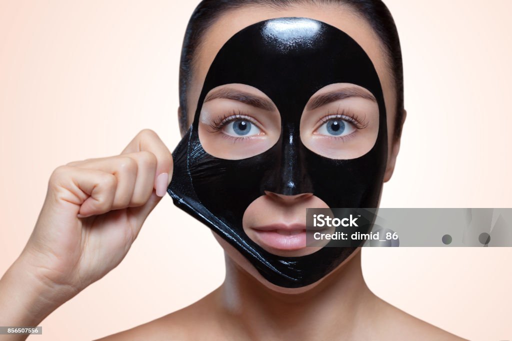 eine schwarze Maske auf das Gesicht einer schönen Frau. - Lizenzfrei Kosmetikmaske Stock-Foto