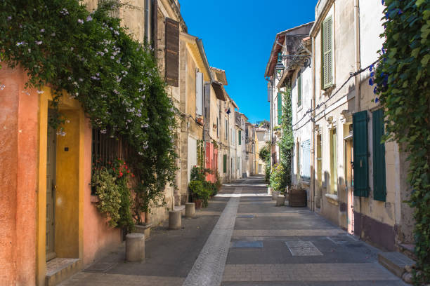 arles in the south of france - southern charm imagens e fotografias de stock