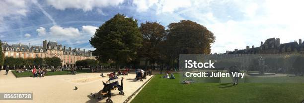 Tourists On Place Des Vosges Paris Stock Photo - Download Image Now - Architectural Feature, Architecture, Aristocrazy