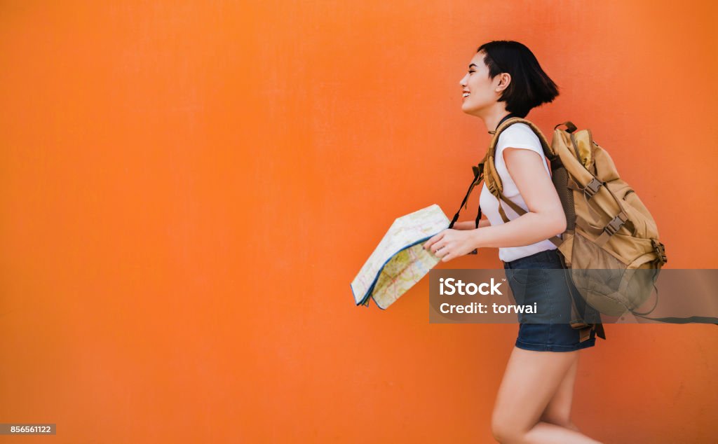 Touristique de femme asiatique elle courait à divers endroits. - Photo de Voyage libre de droits