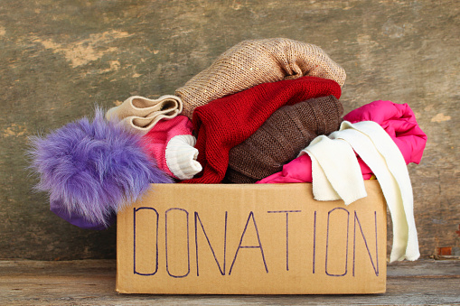 Caja de la donación con ropa. photo