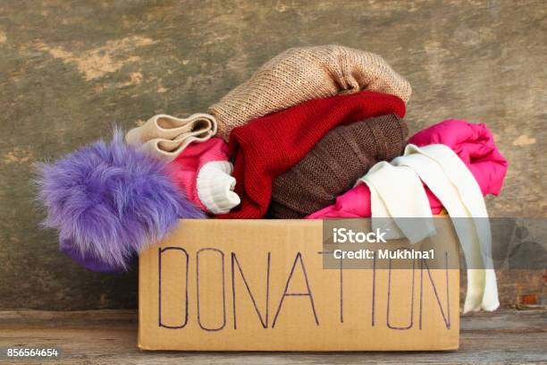 Caja De La Donación Con Ropa Foto de stock y más banco de imágenes de Donación benéfica - Donación benéfica, Caja de donaciones, Vestimenta