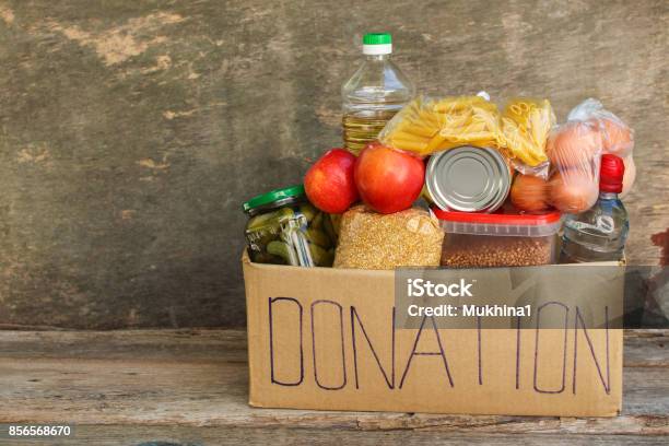 Spendenbox Mit Lebensmitteln Stockfoto und mehr Bilder von Speisen - Speisen, Spendenbüchse, Spende für wohltätige Zwecke