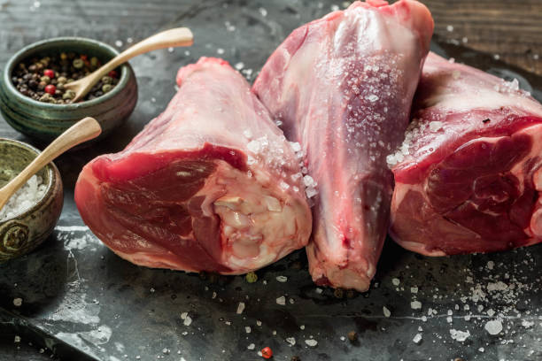 raw lamb shanks - lamb shank dinner meal imagens e fotografias de stock