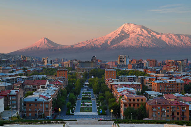 blick über die stadt von eriwan, hauptstadt von armenien, mit den beiden gipfeln des berges ararat im hintergrund, auf den sonnenaufgang. - jerewan stock-fotos und bilder