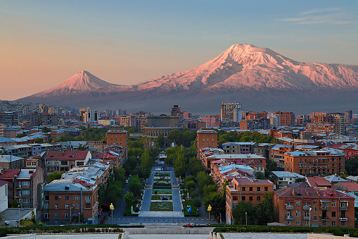 Vistas de la ciudad de Ereván, capital de Armenia, con los dos picos del Monte Ararat en el fondo, en la salida del sol. photo