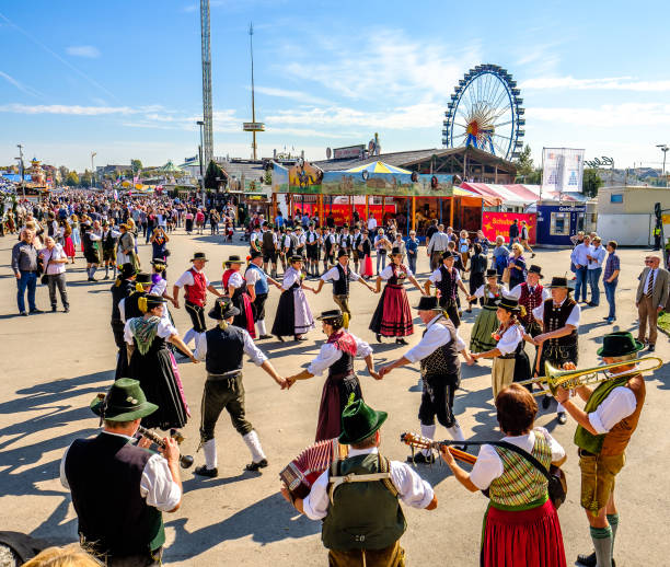 oktoberfest 2017 - münchen - bayern - horsewhip stock-fotos und bilder