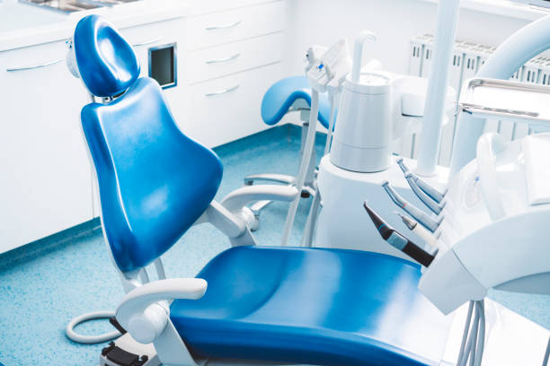 Dentist examination room Empty brightly lit place of work of a dentist, modern dentist office with green dentist's chair, no people dentists chair stock pictures, royalty-free photos & images