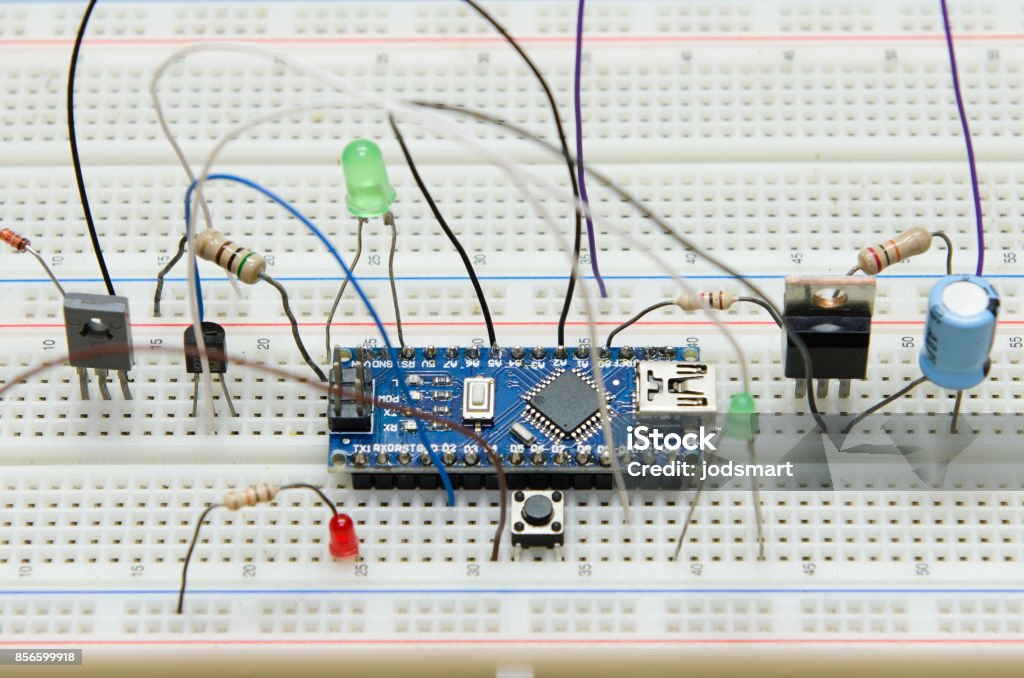 placa de circuito electrónico microcontrolador diy con resistente, Tranzas, LED, Push button, capacidad, prototipos de diodo - Foto de stock de Tabla de cortar libre de derechos