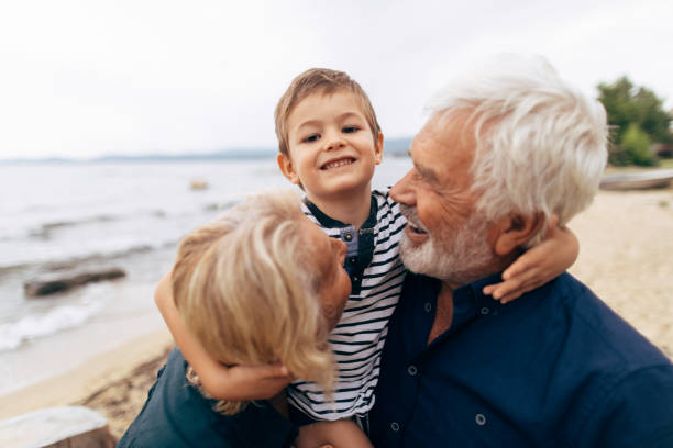 aime mes grands-parents ! - grandparent grandfather grandmother child photos et images de collection