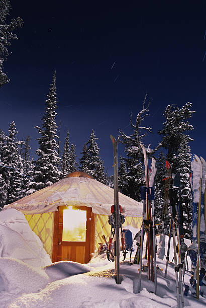 yurt under stars in snow at night. - swan - fotografias e filmes do acervo