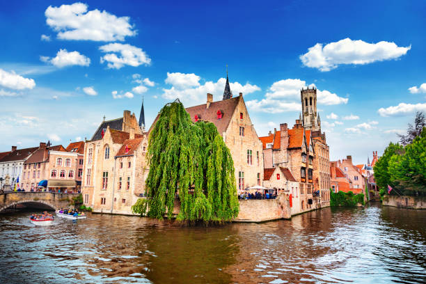 quai de rosario en brujas, bélgica - bruges town hall fotografías e imágenes de stock