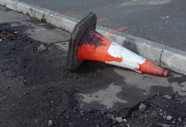 Cono de tráfico dañadas en canal, de la carretera en reparación - foto de stock