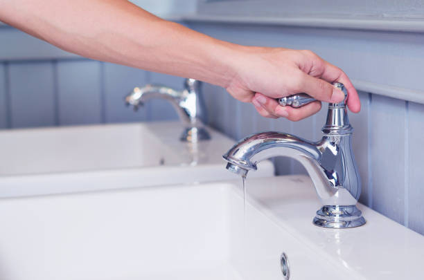 homme argent robinet robinet ou l’eau d’ouverture avec évier de lavage dans des toilettes publiques de blanc à la main. - faucet water tap heat photos et images de collection