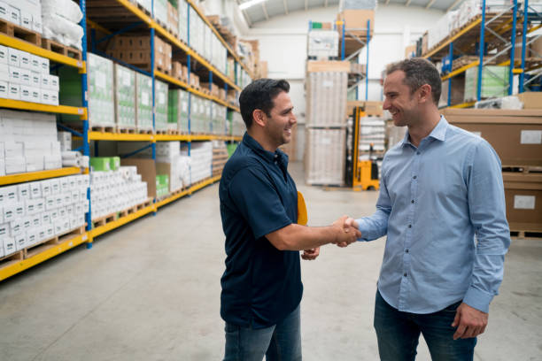 два бизнесмена рукопожатие на складе - manual worker handshake industry warehouse стоковые фото и изображения