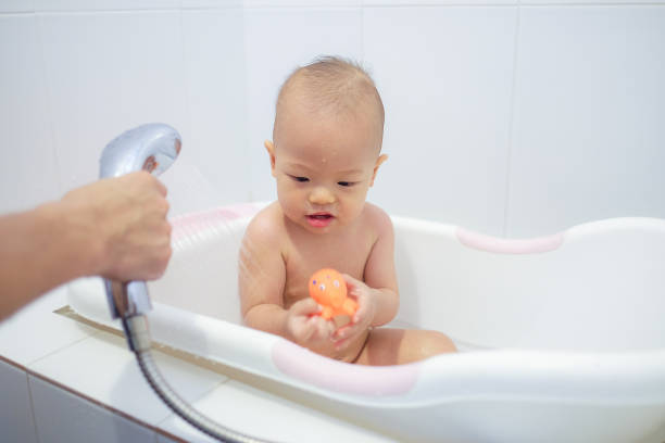 mann ein bad geben seinem kleinkind baby boy - blow up doll stock-fotos und bilder