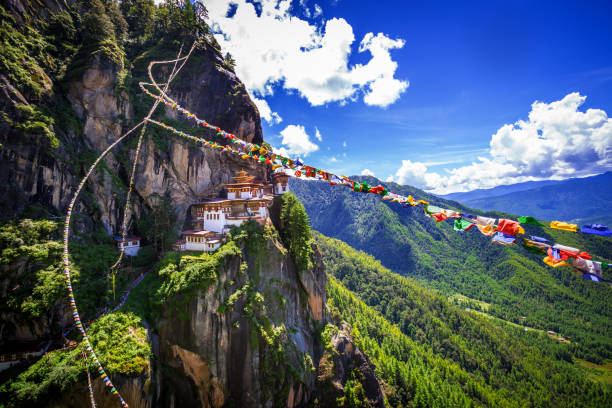 호랑이 둥지 수도원 - bhutan himalayas buddhism monastery 뉴스 사진 이미지