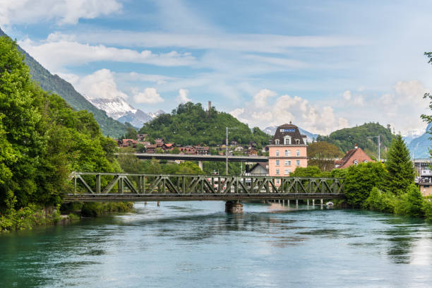 paisaje hermoso río de interlaken, suiza - interlaken switzerland aare river house fotografías e imágenes de stock