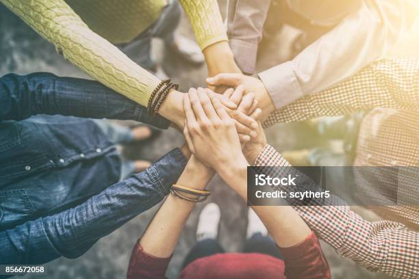 Pila De Manos Concepto De Unidad Y Trabajo En Equipo Foto de stock y más banco de imágenes de Agarrados de la mano