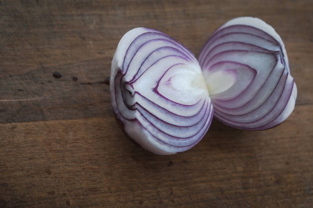 preparação de alimentos, conceito de cozinha: picado e descascado frescas cebolas vermelhas em fundo de madeira rústico - quercetin - fotografias e filmes do acervo