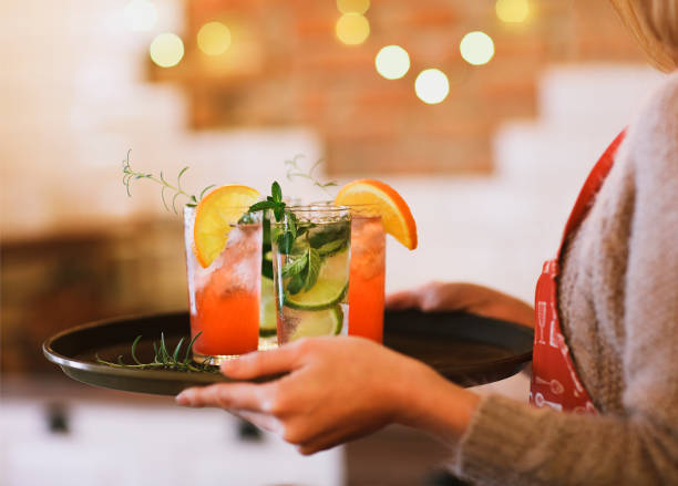 joven bonita a mujer con cócteles rojos y verdes en bandeja - servir comida y bebida fotografías e imágenes de stock