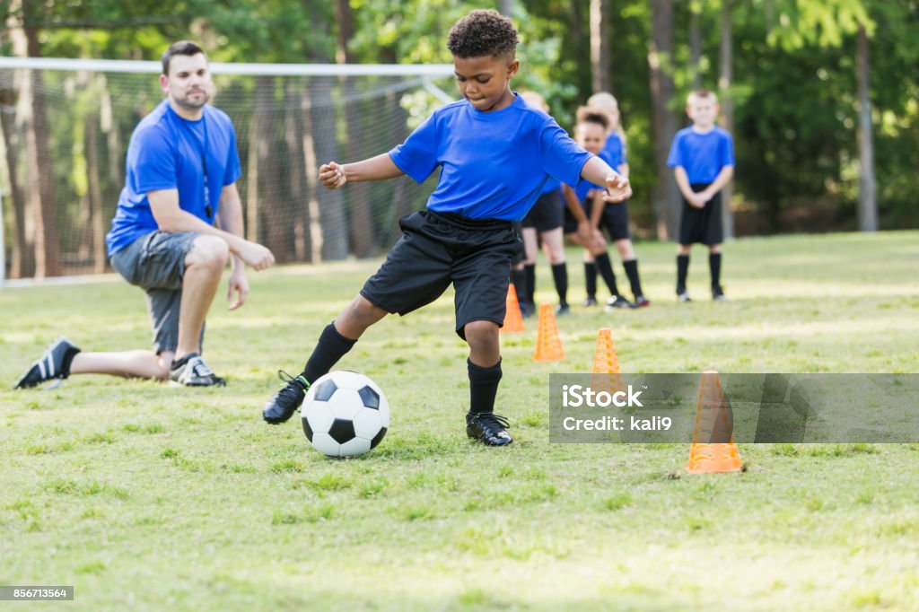 Garçon de pratiquer le football équipe - Photo de Enfant libre de droits