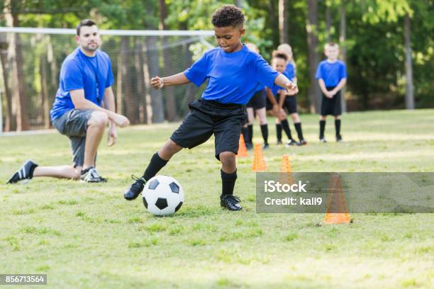 Photo libre de droit de Garçon De Pratiquer Le Football Équipe banque d'images et plus d'images libres de droit de Enfant - Enfant, Football, Colonie de vacances