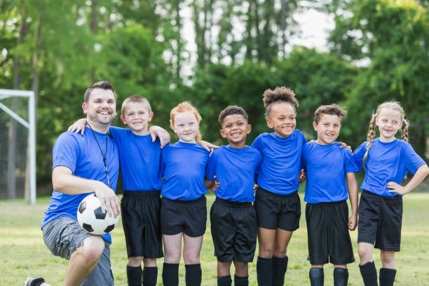 equipo de fútbol de los niños con el coche - soccer child coach childhood fotografías e imágenes de stock
