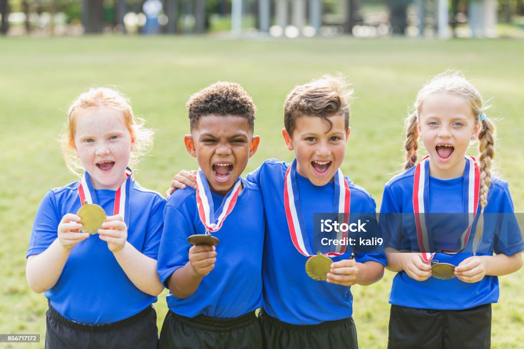 Niños multiétnicos en el equipo ganador, con medallas - Foto de stock de Niño libre de derechos