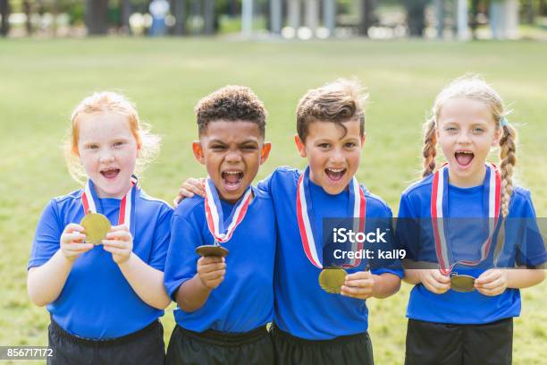 Niños Multiétnicos En El Equipo Ganador Con Medallas Foto de stock y más banco de imágenes de Niño