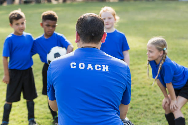 allenatore della squadra di calcio per bambini - american football football focus on foreground team sport foto e immagini stock