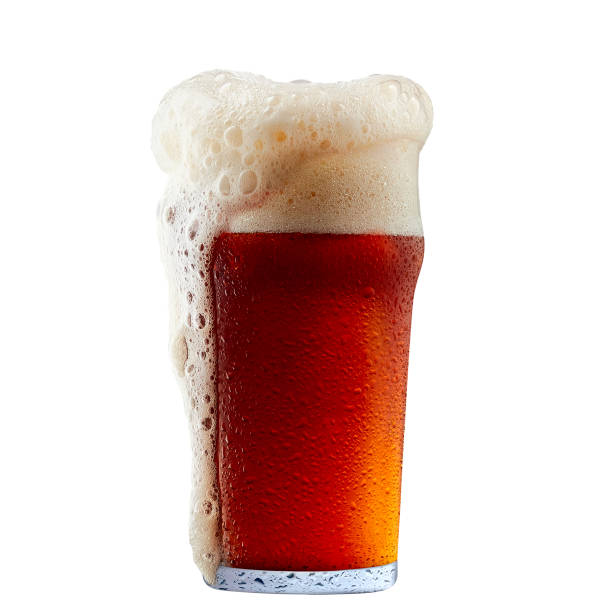 caneca de cerveja gelada de vermelha escura, com espuma - red jug - fotografias e filmes do acervo
