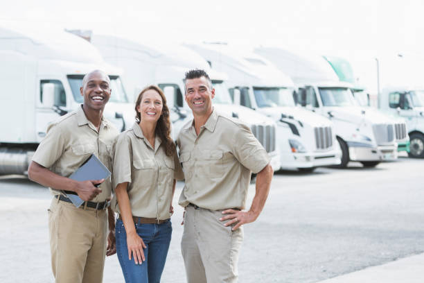 drei multi-ethnischen arbeiter vor sattelzügen - computer manual worker truck driver truck stock-fotos und bilder