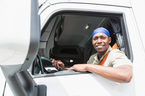 homem afro-americano, dirigindo um caminhão - empreendedor dentro de seu caminhão - fotografias e filmes do acervo