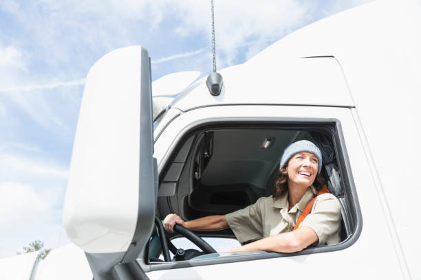 mulher motorista de caminhão - truck truck driver trucking semi truck - fotografias e filmes do acervo