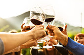 freunde-bei-einer-weinprobe.jpg?b=1&s=17