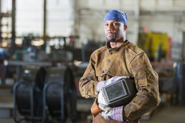 afrikanisch-amerikanischer mann arbeitet als schweißer - welder manual worker african descent steel worker stock-fotos und bilder