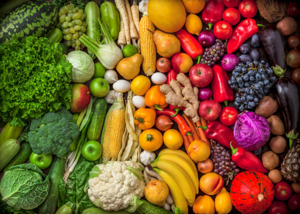 果物や野菜大きなオーバーヘッドのカラフルなミックス赤に緑 - plum tomato 写真 ストックフォトと画像