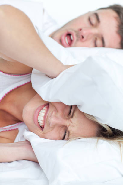 junges paar im bett - couple love snoring sleeping stock-fotos und bilder