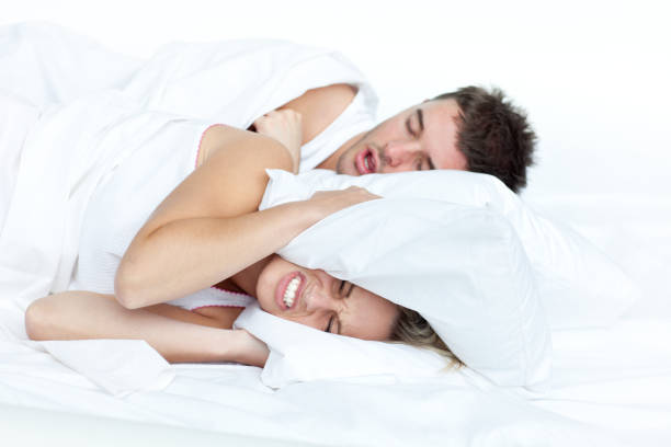 pareja en la cama mientras que la mujer está tratando de dormir - couple love snoring sleeping fotografías e imágenes de stock