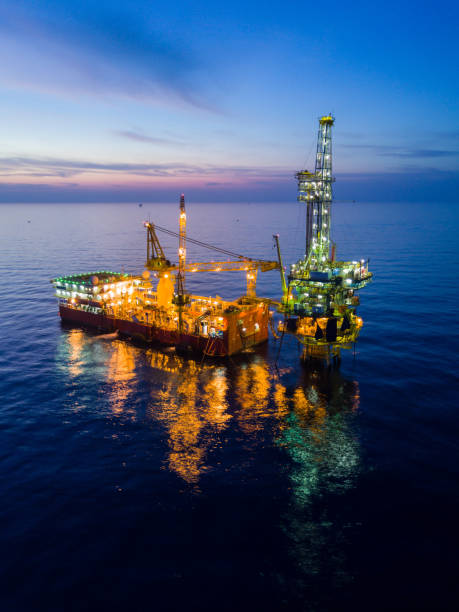 aerial view of tender drilling oil rig (barge oil rig) - oil rig sea drill petroleum imagens e fotografias de stock