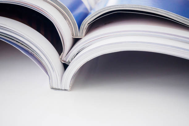 mucchio di riviste impilare su tavolo bianco in soggiorno - reading book text printed media foto e immagini stock