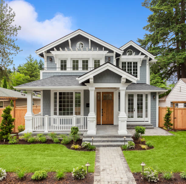schöne luxus-haus außen mit green grass und gärtnerisch hof - fußgänger fotos stock-fotos und bilder