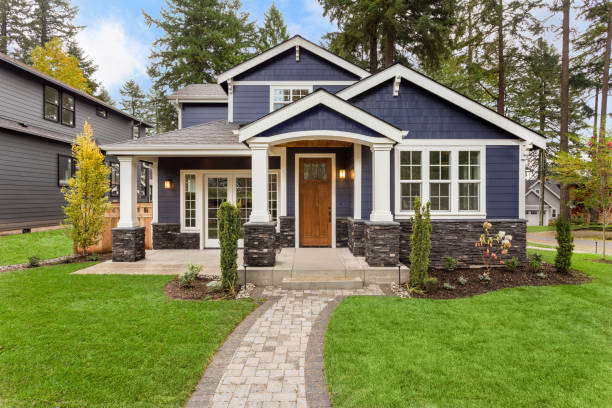 hermosa casa de lujo exterior con hierba verde y jardines - azul fotos fotografías e imágenes de stock