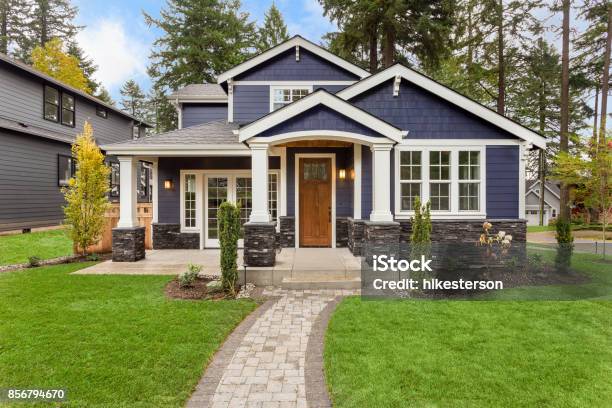 Bellissimo Esterno Di Casa Di Lusso Con Erba Verde E Cortile Paesaggistico - Fotografie stock e altre immagini di Casa