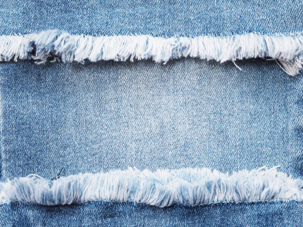 cadre de bord de bleu denim déchiré détruit déchiré sur fond de texture jeans. - textile canvas torn textured photos et images de collection