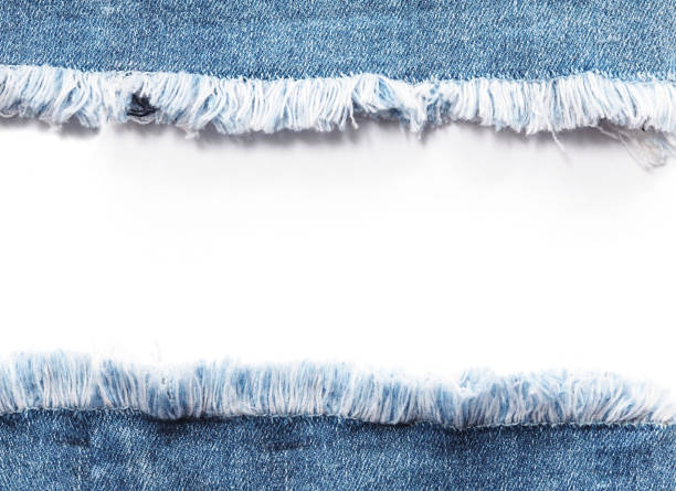 montatura bordo di jeans in denim blu strappati distrutti strappati su sfondo bianco. - denim foto e immagini stock