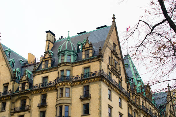 arquitectura cerca del central park, dakota building, nueva york. - north dakota fotografías e imágenes de stock